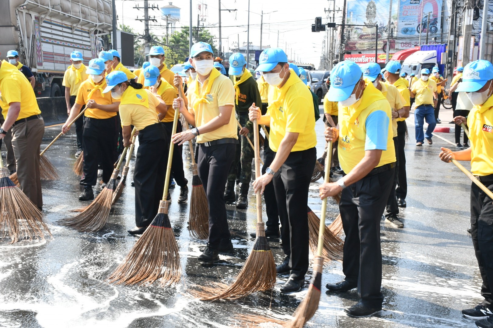 จิตอาสาจังหวัดชลบุรีพร้อมใจร่วมกันทำความสะอาดถนน-นำสายสื่อสารลงใต้ดินบริเวณถนนศุขประยูร – สี่แยกจันทร์อำนวย เทศบาลเมืองพนัสนิคม