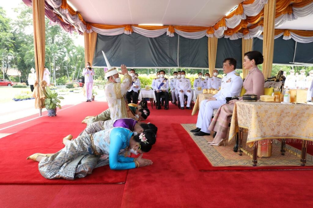 พระบาทสมเด็จพระเจ้าอยู่หัว และสมเด็จพระนางเจ้า ฯ พระบรมราชินี เสด็จพระราชดำเนินไปในการพระราชพิธีจรดพระนังคัลแรกนาขวัญ พุทธศักราช 2566 ณ มณฑลพิธีท้องสนามหลวง