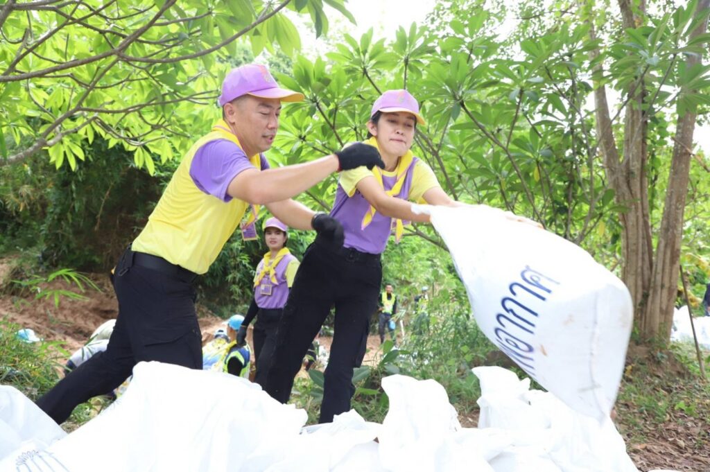 ศูนย์อำนวยการจิตอาสาพระราชทานภาค 3 ร่วมกับจิตอาสา 904 อำเภอวังทอง กองบิน 46 เครือข่ายประชาชนจิตอาสา จัดกิจกรรมสร้างฝายชะลอน้ำอนุรักษ์ป่าชุมชน เฉลิมพระเกียรติ