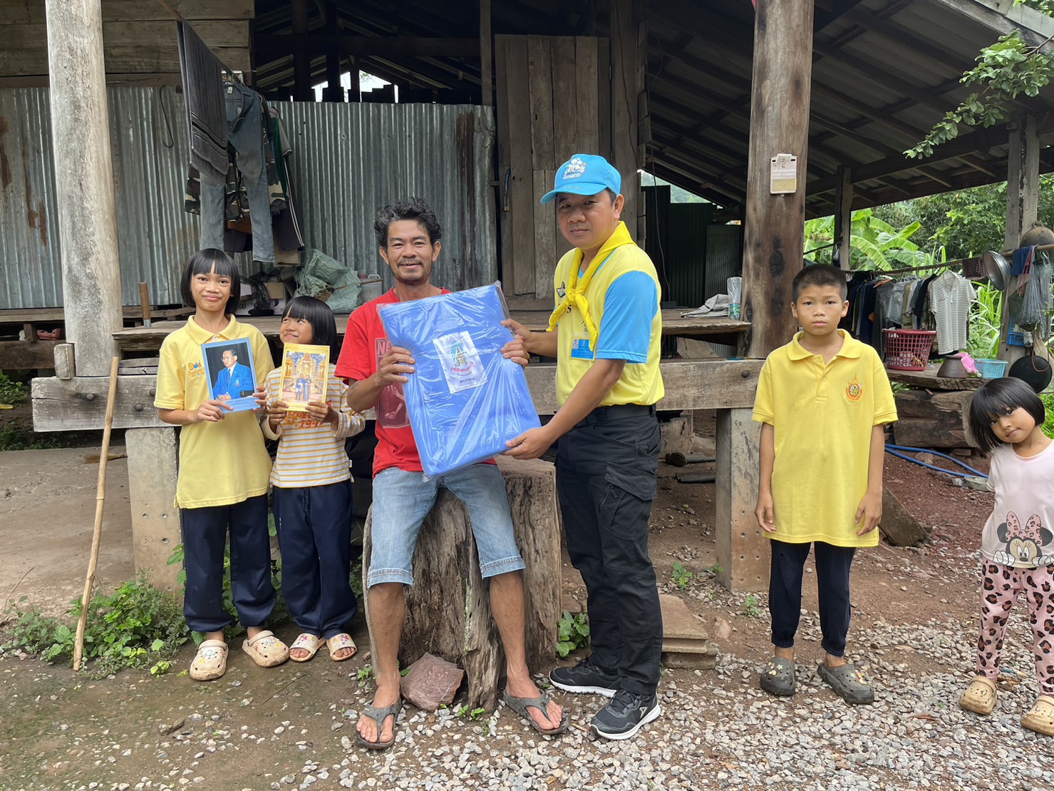 นักเรียนจิตอาสาพระราชทาน 904 ภาค 3 ออกปฏิบัติกิจกรรมจิตอาสาบริการ นำหน้ากากอนามัยพระราชทาน ไปมอบให้กับราษฎรในหมู่บ้าน