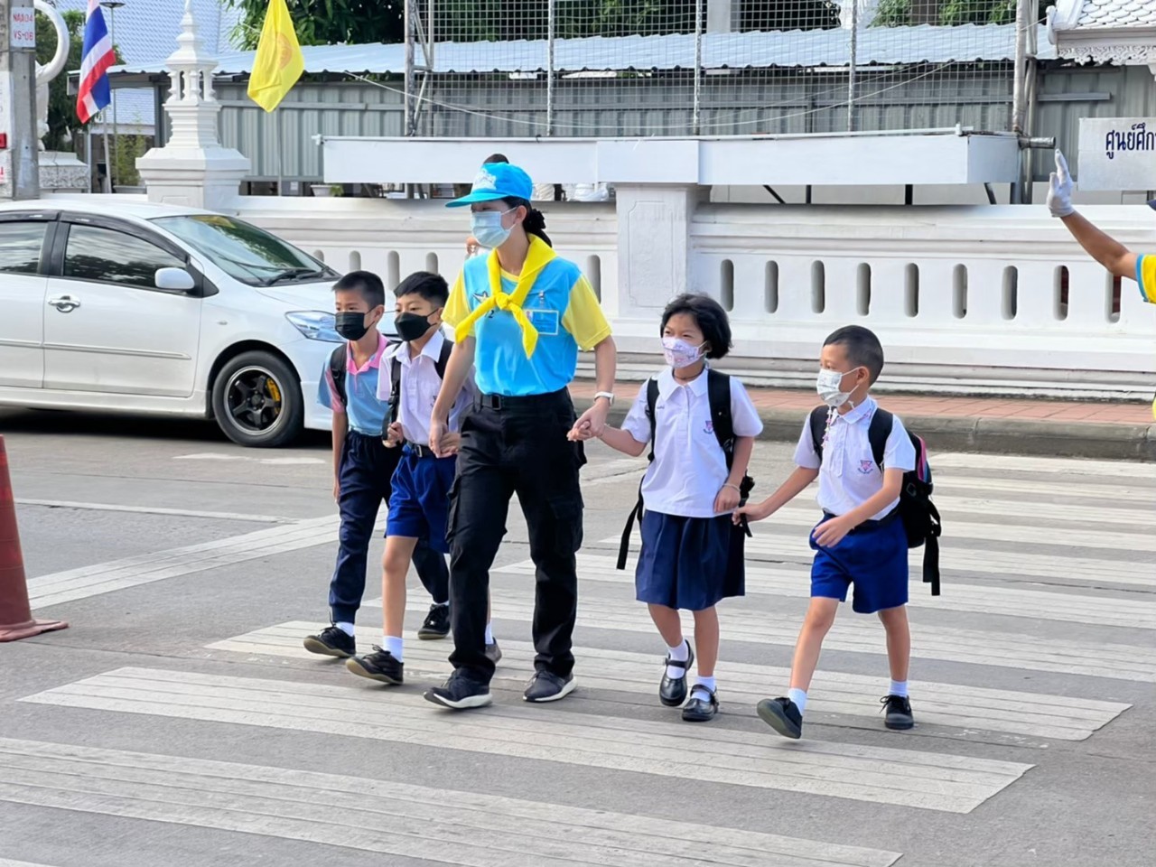 ศูนย์อำนวยการจิตอาสาพระราชทาน ลงพื้นที่ปฏิบัติงานช่วยดูแลรักษาความปลอดภัยและจราจร เพื่ออำนวยความสะดวก บริเวณหน้าโรงเรียนราชานุบาล ตำบลในเวียง อำเภอเมืองน่าน จังหวัดน่าน