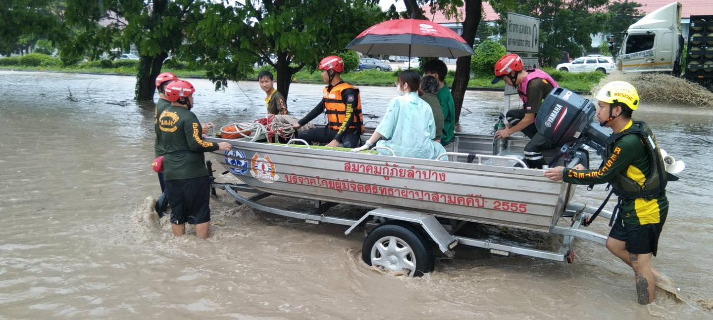 ศูนย์บรรเทาสาธารณภัยมณฑลทหารบกที่ 32 ร่วมกับจิตอาสาภัยพิบัติของหน่วย เตรียมความพร้อมจัดกำลังยุทโธปกรณ์ช่วยเหลือผู้ประสบภัย บริเวณ ลานอนุเสาวรีย์เจ้าพระยาสุรศักดิ์มนตรี อำเภอเมือง จังหวัดลำปาง