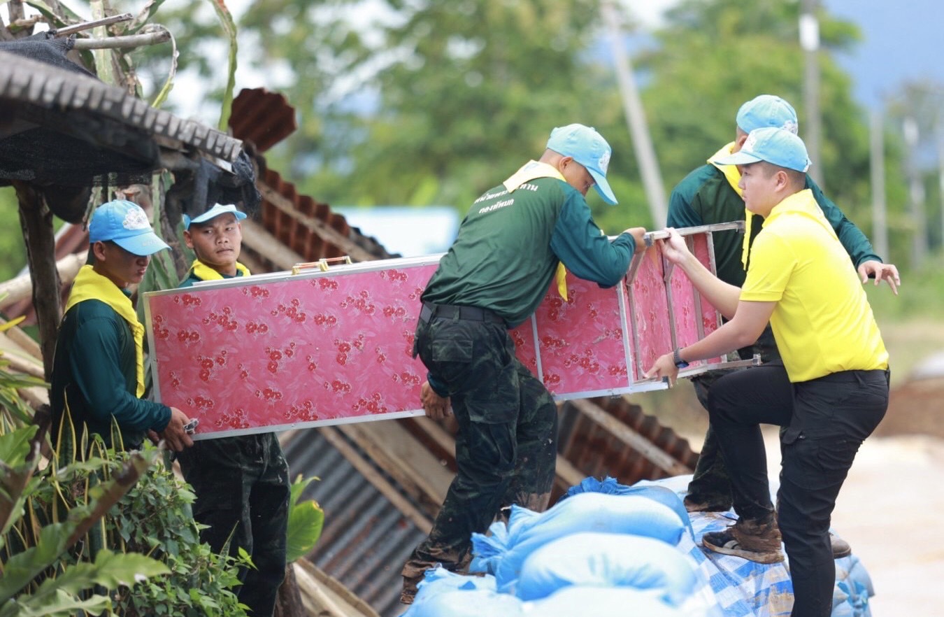 จิตอาสามณฑลทหารบกที่ 310 ช่วยเหลือประชาชนที่ประสบภัย อำเภอสามเงา จังหวัดตาก