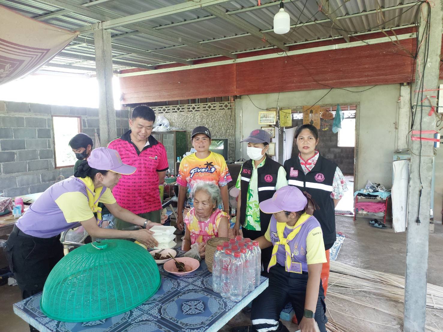 ศูนย์บรรเทาสาธารณภัยมณฑลทหารบกที่ 36 พร้อมจิตอาสาพระราชทาน นำกำลังพลสนับสนุน มูลนิธิอาสาเพื่อนพึ่ง (ภาฯ) ยามยาก สภากาชาดไทย ช่วยเหลือประชาชนจากสถานการณ์อุทกภัย ในพื้นที่อำเภอหล่มสัก จังหวัดเพชรบูรณ์