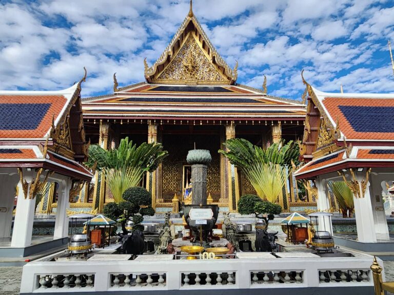 เสาศิลา ประดิษฐาน ณ บริเวณพระอุโบสถวัดพระศรีรัตนศาสดาราม