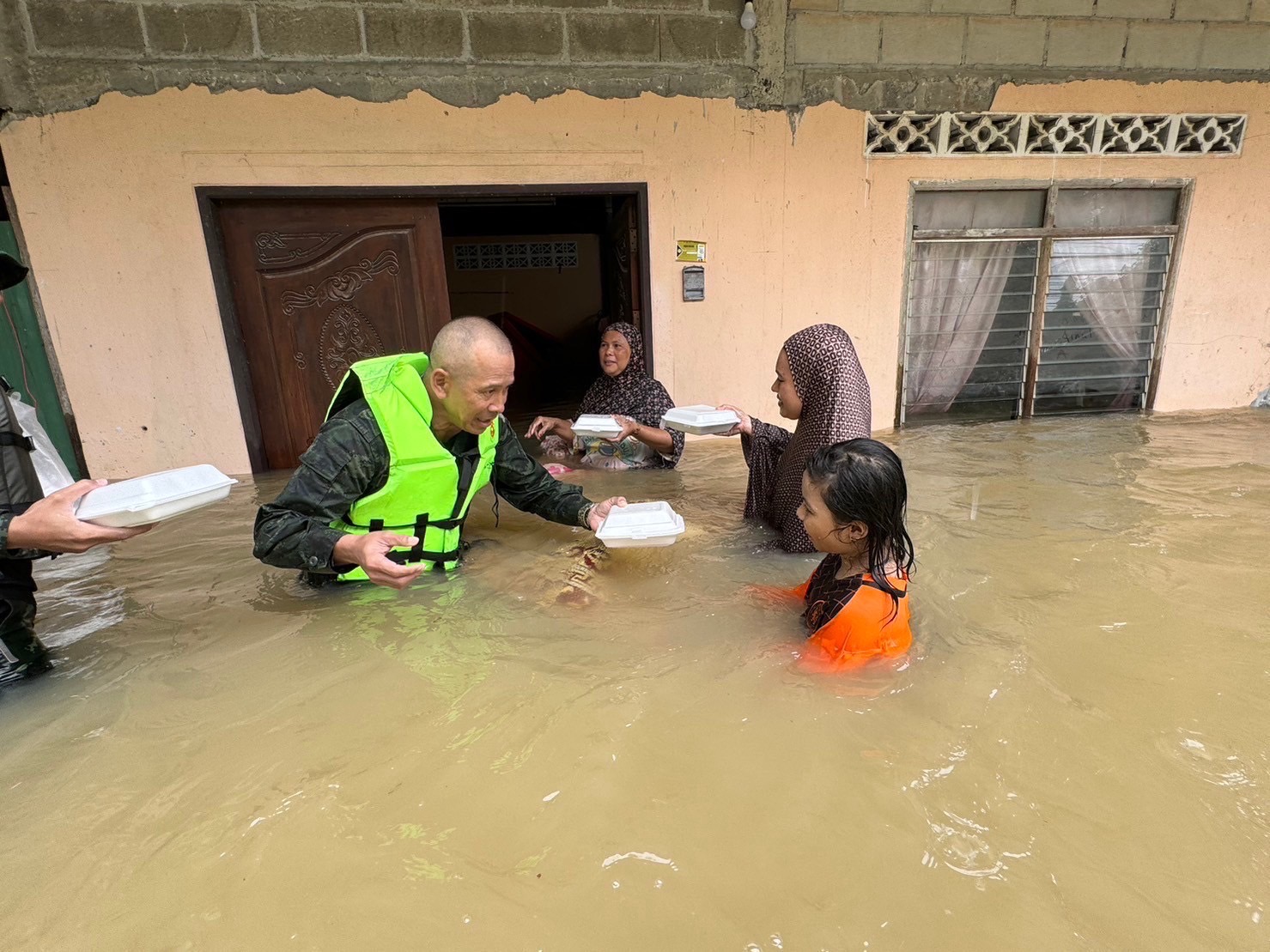 จิตอาสาอำเภอระแงะ เปิดครัวสนาม ประกอบอาหารปรุงสุกพร้อมรับประทาน เพื่อนำไปแจกจ่ายให้กับประชาชนที่ประสบอุทกภัยในพื้นที่ อำเภอระแงะ จังหวัดนราธิวาส
