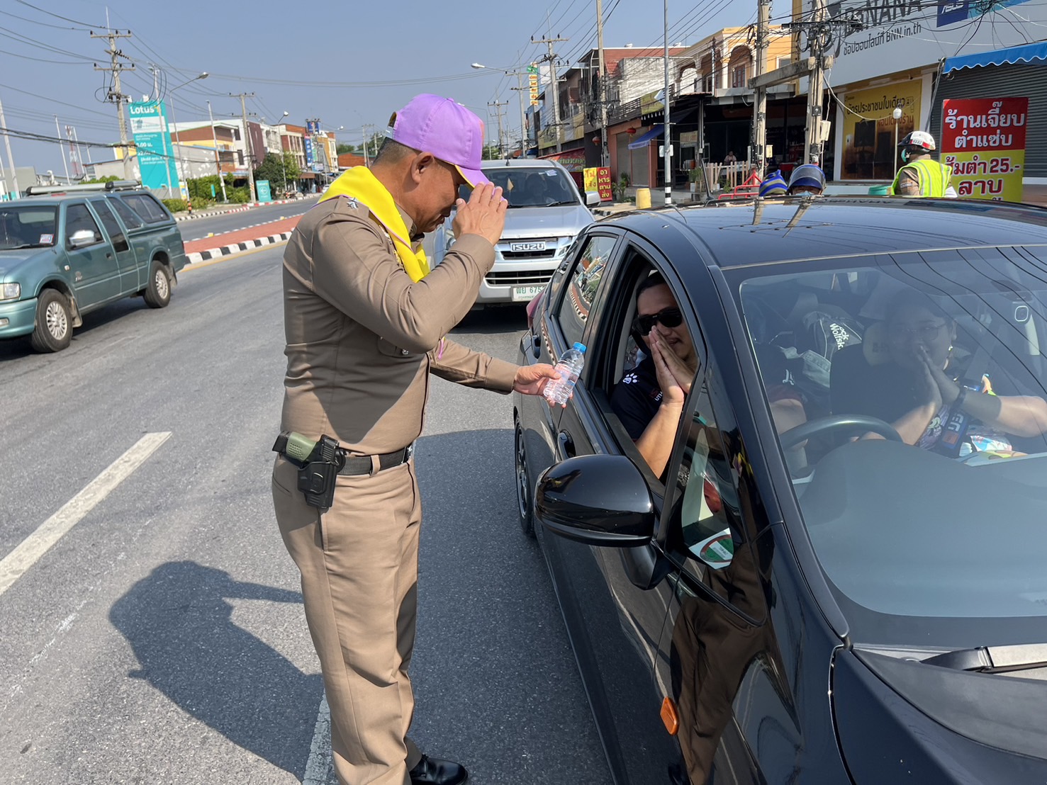 ศูนย์อำนวยการจิตอาสาพระราชทาน ร่วมกับหน่วยงานต่างๆ ตั้งจุดบริการประชาชนตั้งแต่ 11 – 17 เม.ย. 67 เพื่ออำนวยความสะดวกและช่วยเหลือประชาชน ในห้วงเทศกาลสงกรานต์