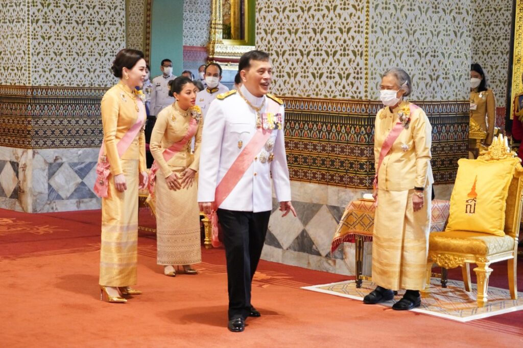 พระบาทสมเด็จพระเจ้าอยู่หัว และสมเด็จพระนางเจ้า ฯ พระบรมราชินี เสด็จพระราชดำเนินไปในการพระราชพิธีมหามงคลเฉลิมพระชนมพรรษา 6 รอบ 28 กรกฎาคม 2567 ณ พระที่นั่งอมรินทรวินิจฉัย พระบรมมหาราชวัง