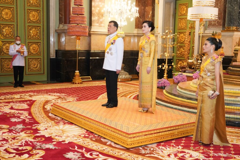 พระบาทสมเด็จพระเจ้าอยู่หัว และสมเด็จพระนางเจ้า ฯ พระบรมราชินี เสด็จออก ณ พระที่นั่งจักรีมหาปราสาท พระบรมมหาราชวัง พระราชทานพระบรมราชวโรกาสให้ คณะทูตานุทูต และผู้แทนฝ่ายกงสุล เฝ้าทูลละอองธุลีพระบาท ถวายพระพรชัยมงคล เนื่องในโอกาสพระราชพิธีมหามงคลเฉลิมพระชนมพรรษา 6 รอบ 28 กรกฎาคม 2567