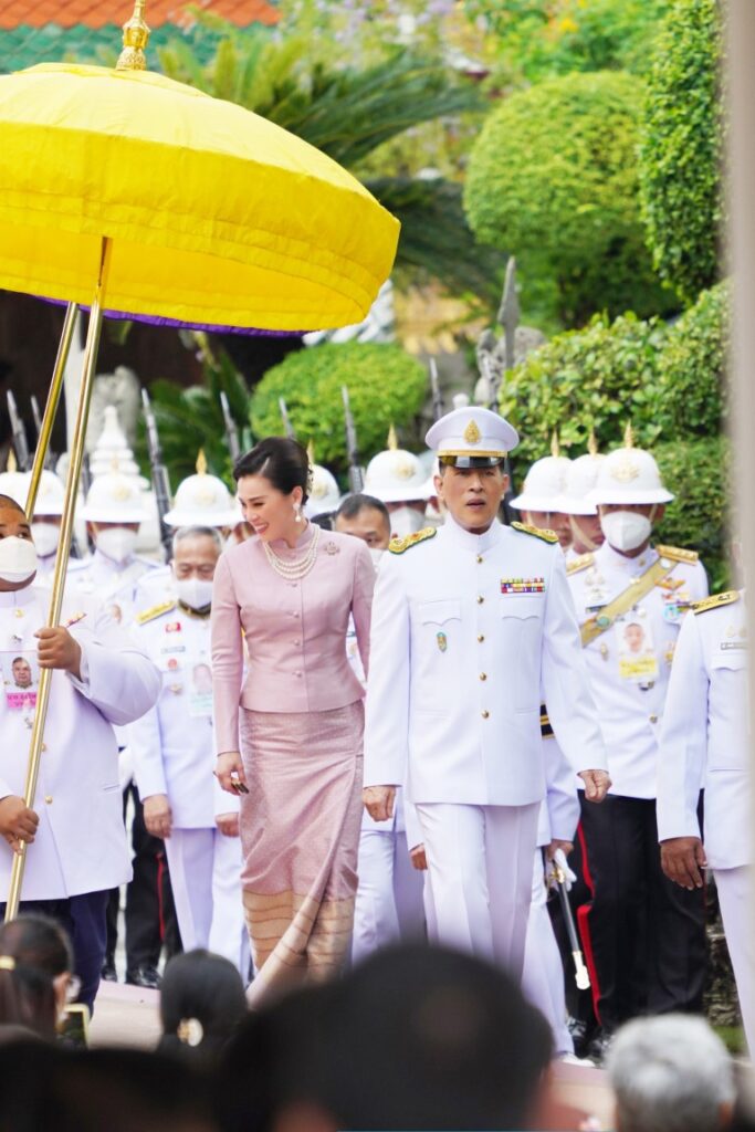 พระบาทสมเด็จพระเจ้าอยู่หัว และสมเด็จพระนางเจ้า ฯ พระบรมราชินี เสด็จพระราชดำเนินโดยรถยนต์พระที่นั่ง จากพระที่นั่งอัมพรสถาน พระราชวังดุสิต ไปในการพระราชพิธีทรงบำเพ็ญพระราชกุศล เนื่องในวันอาสาฬหบูชา พุทธศักราช 2567 ณ พระอุโบสถวัดพระศรีรัตนศาสดาราม พระบรมมหาราชวัง