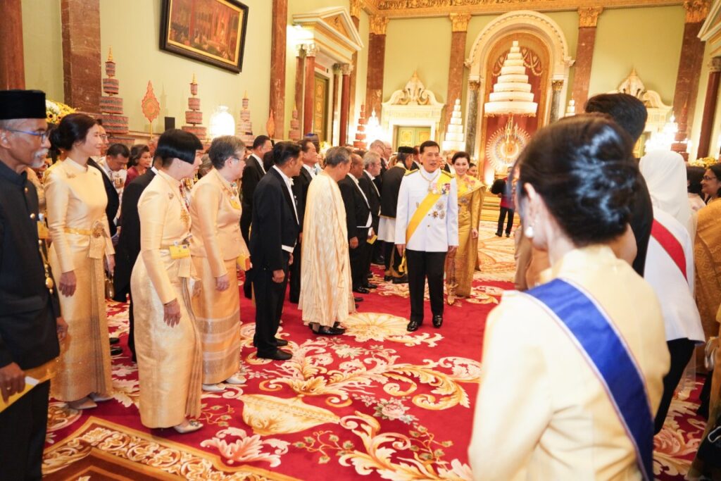 พระบาทสมเด็จพระเจ้าอยู่หัว และสมเด็จพระนางเจ้า ฯ พระบรมราชินี เสด็จออก ณ พระที่นั่งจักรีมหาปราสาท พระบรมมหาราชวัง พระราชทานพระบรมราชวโรกาสให้ คณะทูตานุทูต และผู้แทนฝ่ายกงสุล เฝ้าทูลละอองธุลีพระบาท ถวายพระพรชัยมงคล เนื่องในโอกาสพระราชพิธีมหามงคลเฉลิมพระชนมพรรษา 6 รอบ 28 กรกฎาคม 2567