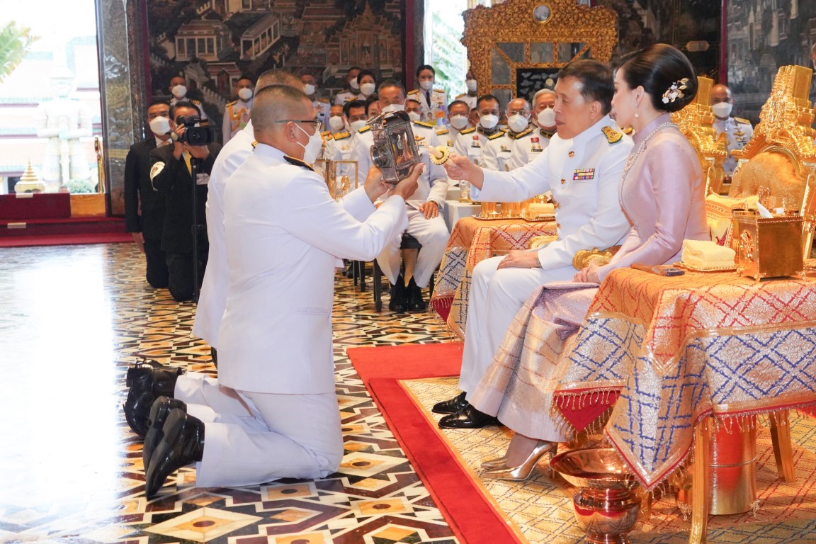 พระบาทสมเด็จพระเจ้าอยู่หัว และสมเด็จพระนางเจ้า ฯ พระบรมราชินี เสด็จพระราชดำเนินไปในการพระราชพิธีทรงบำเพ็ญพระราชกุศล เนื่องในวันอาสาฬหบูชา พุทธศักราช 2567 ณ พระอุโบสถวัดพระศรีรัตนศาสดาราม พระบรมมหาราชวัง