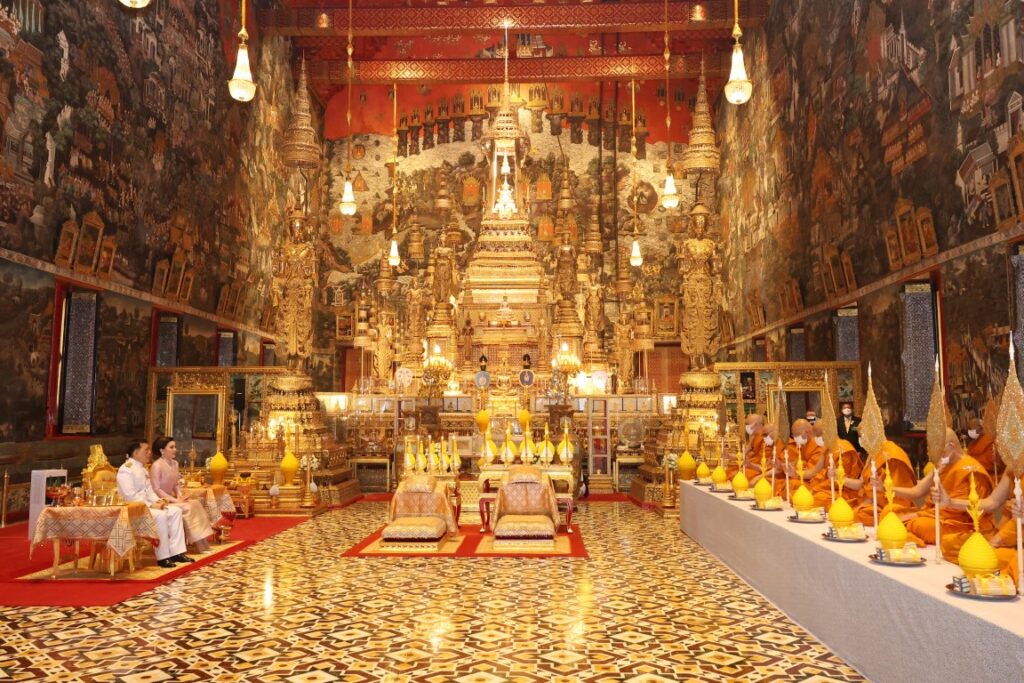 พระบาทสมเด็จพระเจ้าอยู่หัว และสมเด็จพระนางเจ้า ฯ พระบรมราชินี เสด็จพระราชดำเนินโดยรถยนต์พระที่นั่ง จากพระที่นั่งอัมพรสถาน พระราชวังดุสิต ไปในการพระราชพิธีทรงบำเพ็ญพระราชกุศล เนื่องในวันอาสาฬหบูชา พุทธศักราช 2567 ณ พระอุโบสถวัดพระศรีรัตนศาสดาราม พระบรมมหาราชวัง