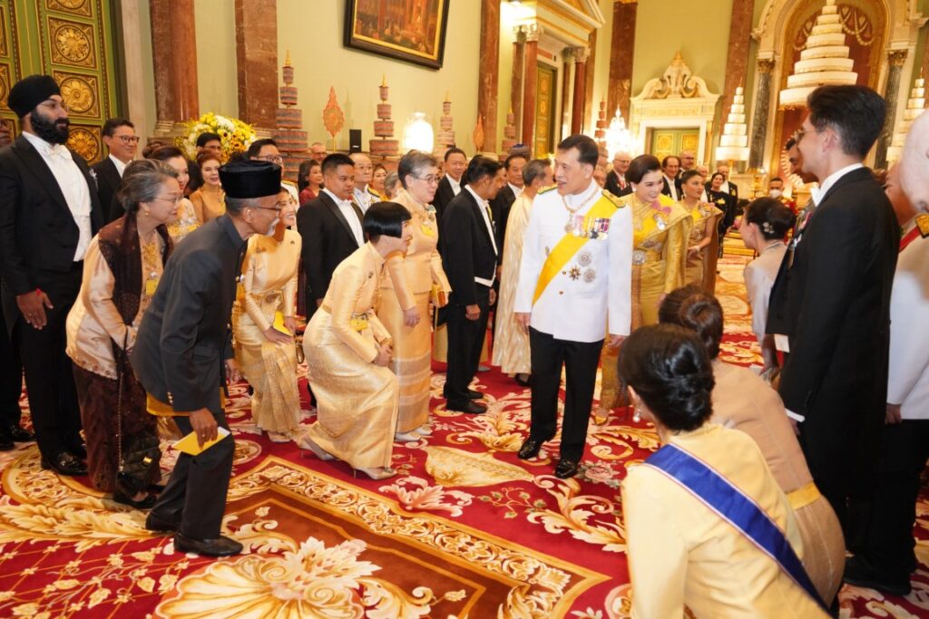 พระบาทสมเด็จพระเจ้าอยู่หัว และสมเด็จพระนางเจ้า ฯ พระบรมราชินี เสด็จออก ณ พระที่นั่งจักรีมหาปราสาท พระบรมมหาราชวัง พระราชทานพระบรมราชวโรกาสให้ คณะทูตานุทูต และผู้แทนฝ่ายกงสุล เฝ้าทูลละอองธุลีพระบาท ถวายพระพรชัยมงคล เนื่องในโอกาสพระราชพิธีมหามงคลเฉลิมพระชนมพรรษา 6 รอบ 28 กรกฎาคม 2567