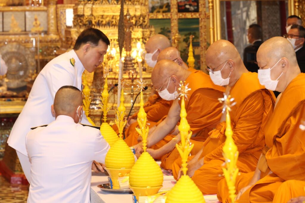 พระบาทสมเด็จพระเจ้าอยู่หัว และสมเด็จพระนางเจ้า ฯ พระบรมราชินี เสด็จพระราชดำเนินโดยรถยนต์พระที่นั่ง จากพระที่นั่งอัมพรสถาน พระราชวังดุสิต ไปในการพระราชพิธีทรงบำเพ็ญพระราชกุศล เนื่องในวันอาสาฬหบูชา พุทธศักราช 2567 ณ พระอุโบสถวัดพระศรีรัตนศาสดาราม พระบรมมหาราชวัง