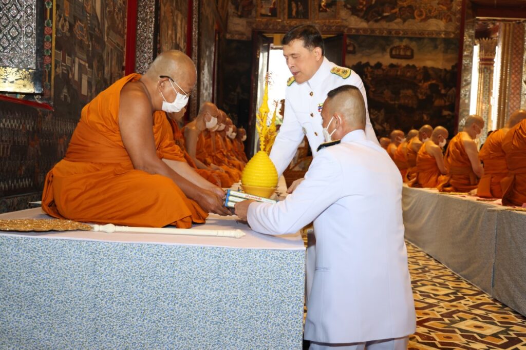 พระบาทสมเด็จพระเจ้าอยู่หัว และสมเด็จพระนางเจ้า ฯ พระบรมราชินี เสด็จพระราชดำเนินโดยรถยนต์พระที่นั่ง จากพระที่นั่งอัมพรสถาน พระราชวังดุสิต ไปในการพระราชพิธีทรงบำเพ็ญพระราชกุศล เนื่องในวันอาสาฬหบูชา พุทธศักราช 2567 ณ พระอุโบสถวัดพระศรีรัตนศาสดาราม พระบรมมหาราชวัง