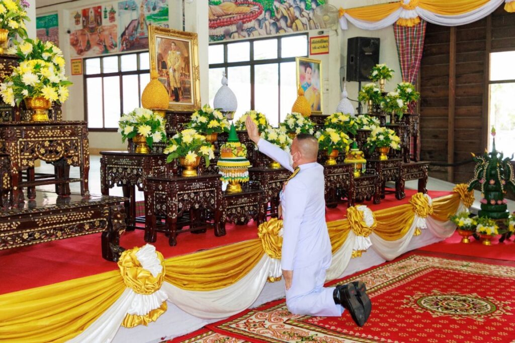 พระบาทสมเด็จพระเจ้าอยู่หัว ทรงพระกรุณาโปรดเกล้าโปรดกระหม่อมให้ พลโท กฤษดา สาริกา รองอธิบดีกรมมหาดเล็ก 904 เชิญรถไฟฟ้าพระราชทานไปถวายแด่พระครูสถิตธรรมคุณ ที่ปรึกษาเจ้าคณะจังหวัดยโสธร (ธรรมยุต) ณ วัดสุมังคลาราม (บ้านด่าน) อำเภอเลิงนกทา จังหวัดยโสธร