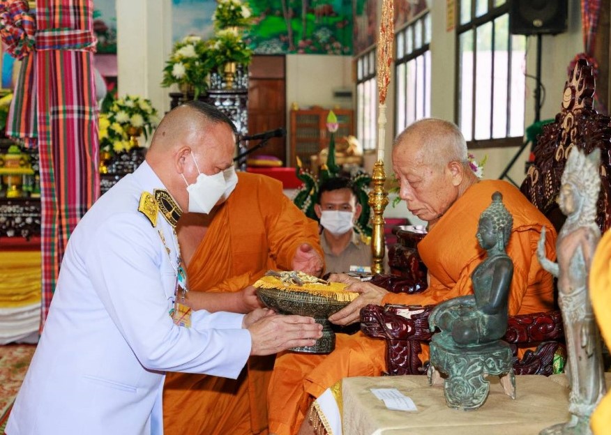 พระบาทสมเด็จพระเจ้าอยู่หัว ทรงพระกรุณาโปรดเกล้าโปรดกระหม่อมให้ พลโท กฤษดา สาริกา รองอธิบดีกรมมหาดเล็ก 904 สำนักพระราชวัง เชิญรถไฟฟ้าพระราชทานไปถวายแด่พระราชวัชรธรรมสถิต ที่ปรึกษาเจ้าคณะจังหวัดยโสธร (ธรรมยุต) ณ วัดสุมังคลาราม (บ้านด่าน) อำเภอเลิงนกทา จังหวัดยโสธร