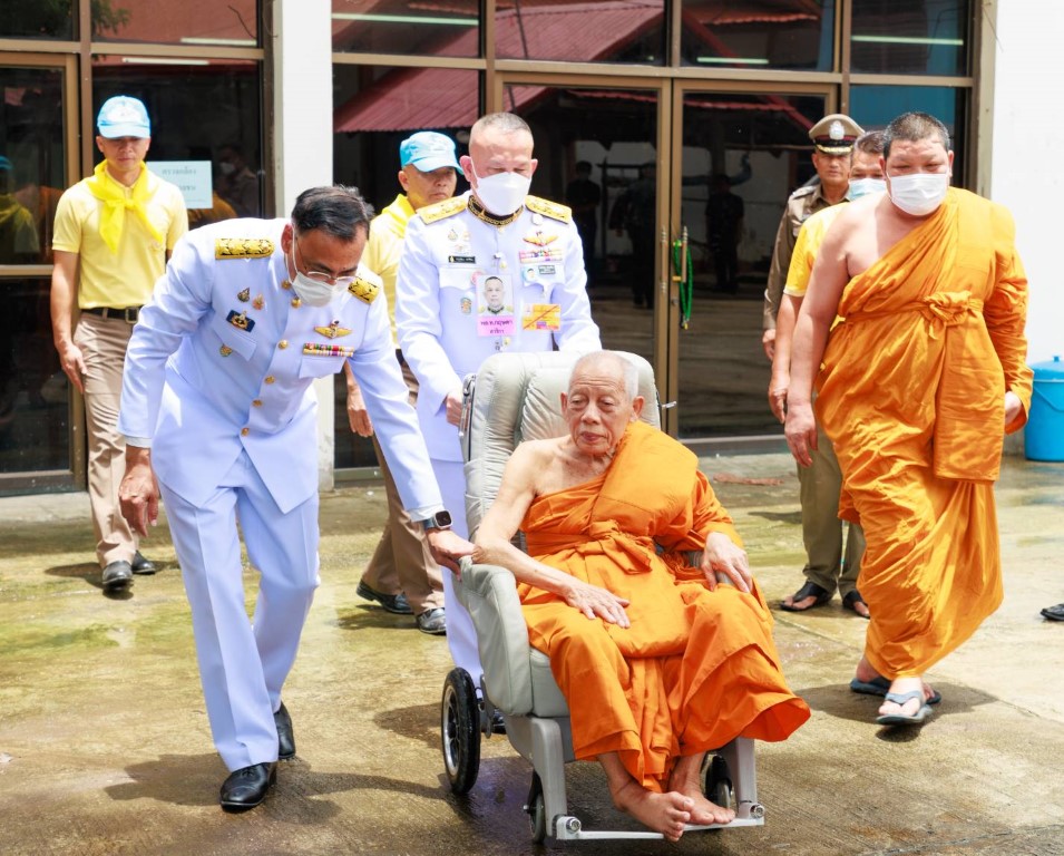 พระบาทสมเด็จพระเจ้าอยู่หัว ทรงพระกรุณาโปรดเกล้าโปรดกระหม่อมให้ พลโท กฤษดา สาริกา รองอธิบดีกรมมหาดเล็ก 904 เชิญรถไฟฟ้าพระราชทานไปถวายแด่พระครูสถิตธรรมคุณ ที่ปรึกษาเจ้าคณะจังหวัดยโสธร (ธรรมยุต) ณ วัดสุมังคลาราม (บ้านด่าน) อำเภอเลิงนกทา จังหวัดยโสธร