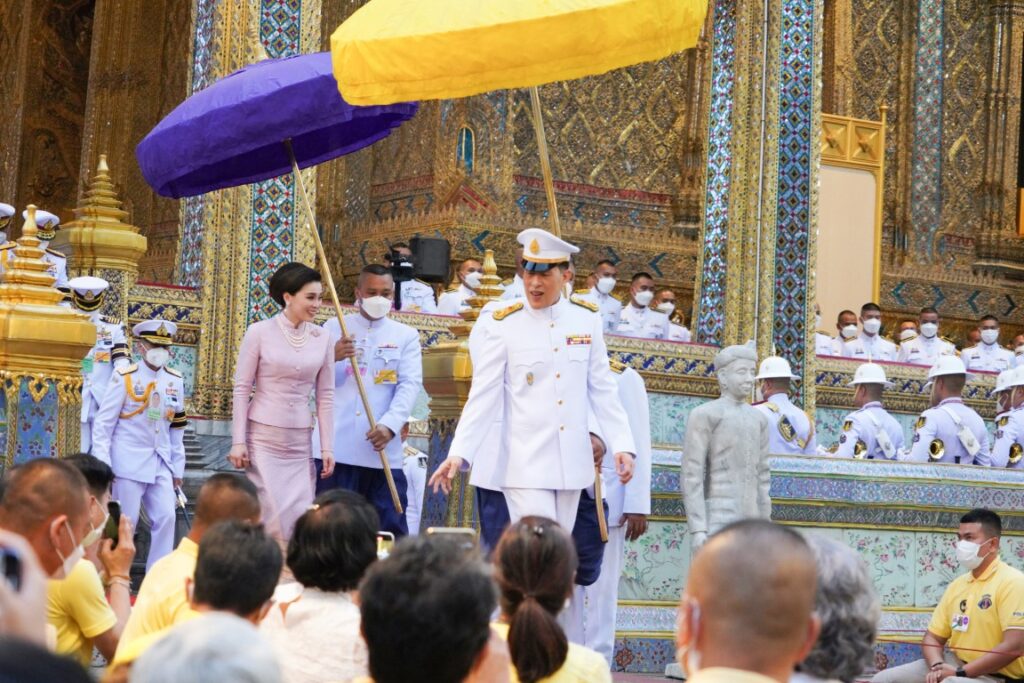 พระบาทสมเด็จพระเจ้าอยู่หัว และสมเด็จพระนางเจ้า ฯ พระบรมราชินี เสด็จพระราชดำเนินโดยรถยนต์พระที่นั่ง จากพระที่นั่งอัมพรสถาน พระราชวังดุสิต ไปในการพระราชพิธีทรงบำเพ็ญพระราชกุศล เนื่องในวันอาสาฬหบูชา พุทธศักราช 2567 ณ พระอุโบสถวัดพระศรีรัตนศาสดาราม พระบรมมหาราชวัง