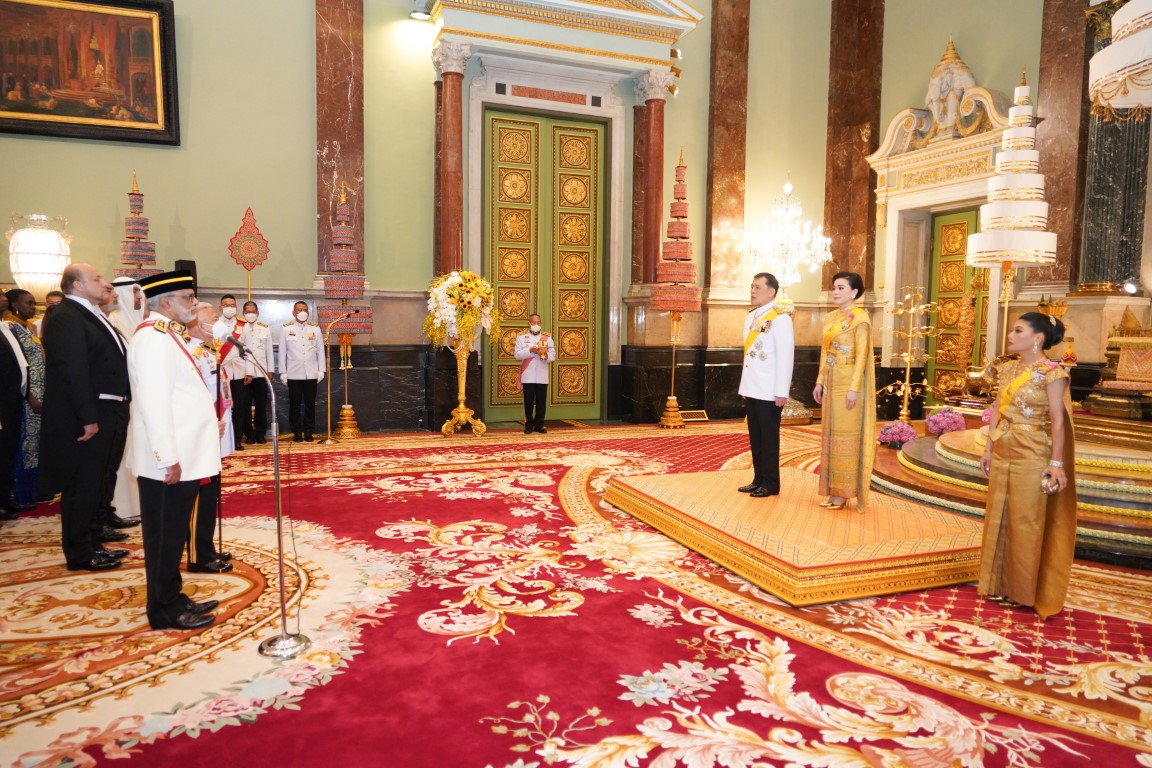 พระบาทสมเด็จพระเจ้าอยู่หัว และสมเด็จพระนางเจ้า ฯ พระบรมราชินี เสด็จออก ณ พระที่นั่งจักรีมหาปราสาท พระบรมมหาราชวัง พระราชทานพระบรมราชวโรกาสให้ คณะทูตานุทูต กงสุลต่างประเทศประจำประเทศไทย และผู้แทนองค์การระหว่างประเทศในประเทศไทย พร้อมคู่สมรส เฝ้าทูลละอองธุลีพระบาท ถวายพระพรชัยมงคล เนื่องในโอกาสพระราชพิธีมหามงคลเฉลิมพระชนมพรรษา 6 รอบ 28 กรกฎาคม 2567