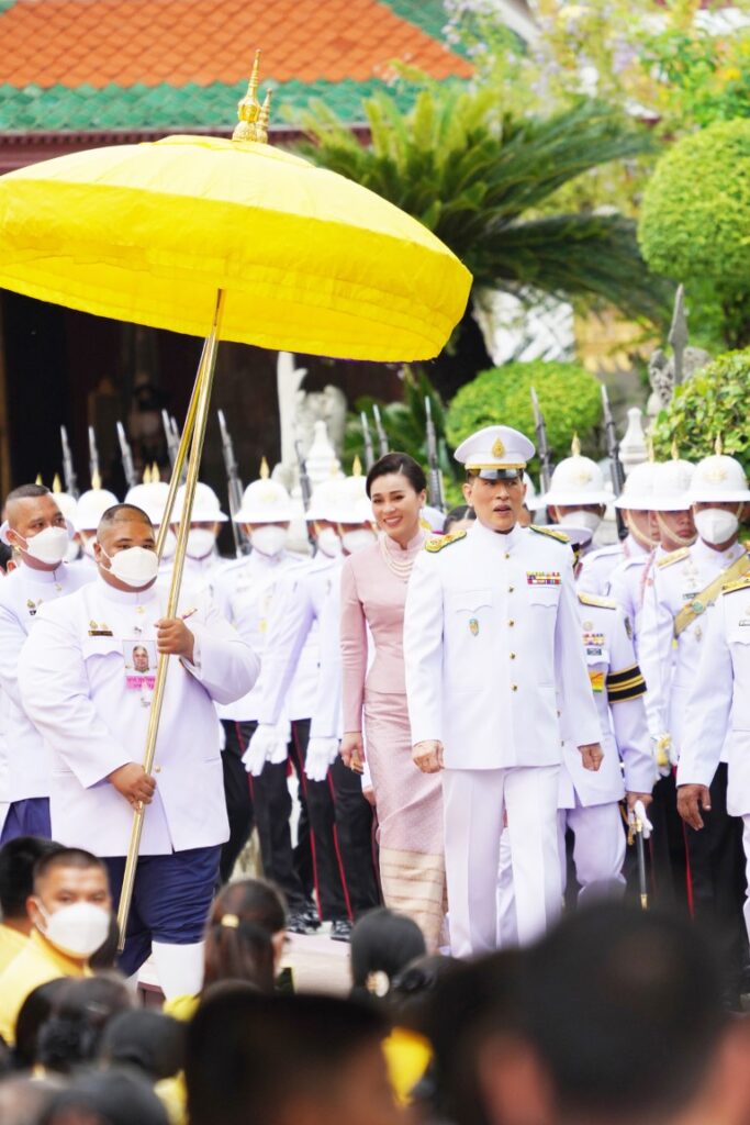 พระบาทสมเด็จพระเจ้าอยู่หัว และสมเด็จพระนางเจ้า ฯ พระบรมราชินี เสด็จพระราชดำเนินโดยรถยนต์พระที่นั่ง จากพระที่นั่งอัมพรสถาน พระราชวังดุสิต ไปในการพระราชพิธีทรงบำเพ็ญพระราชกุศล เนื่องในวันอาสาฬหบูชา พุทธศักราช 2567 ณ พระอุโบสถวัดพระศรีรัตนศาสดาราม พระบรมมหาราชวัง