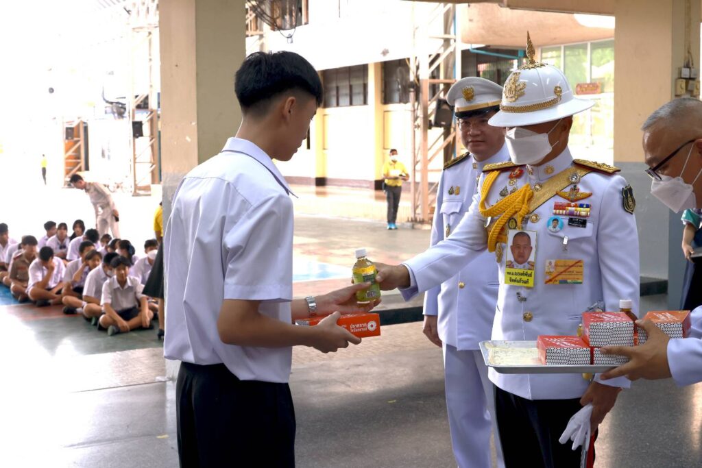 พระบาทสมเด็จพระเจ้าอยู่หัว และสมเด็จพระนางเจ้าฯพระบรมราชินี ทรงห่วงใยและทรงเอาพระราชหฤทัยใส่ในชีวิตความเป็นอยู่ รวมถึงสุขอนามัยขั้นพื้นฐาน และการโภชนาการที่ดีของเด็ก เยาวชน ผู้สูงอายุ ผู้พิการ และผู้ด้อยโอกาส ในสถานสงเคราะห์ และโรงเรียนมาอย่างต่อเนื่อง ในโอกาสนี้ ทรงพระกรุณาโปรดเกล้าโปรดกระหม่อมพระราชทานเลี้ยงอาหารกลางวันแก่นักเรียน คณะครู บุคลากรและเจ้าหน้าที่ โรงเรียนวัดราชาธิวาส เขตดุสิต กรุงเทพมหานคร เนื่องในโอกาสพระราชพิธีมหามงคลเฉลิมพระชนมพรรษา 6 รอบ 28 กรกฎาคม 2567