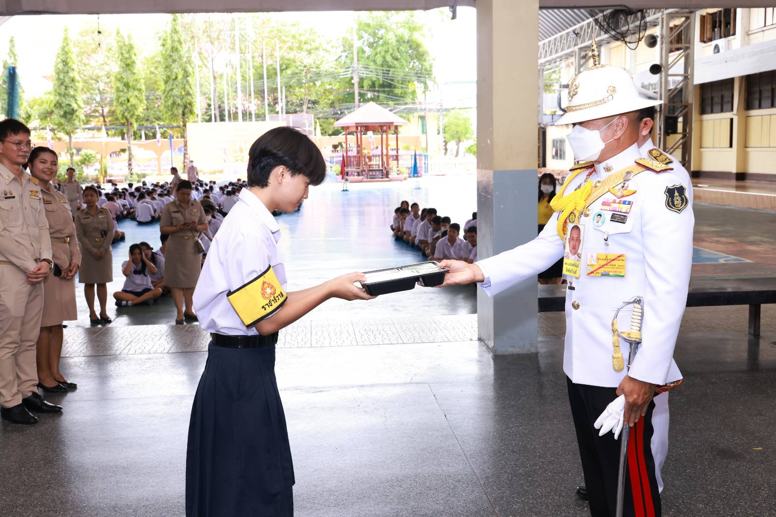 พระบาทสมเด็จพระเจ้าอยู่หัว ทรงพระกรุณาโปรดเกล้าโปรดกระหม่อมพระราชทานเลี้ยงอาหารกลางวันแก่นักเรียน คณะครู บุคลากร และเจ้าหน้าที่ โรงเรียนวัดราชาธิวาส เนื่องในโอกาสพระราชพิธีมหามงคลเฉลิมพระชนมพรรษา 6 รอบ 28 กรกฎาคม 2567