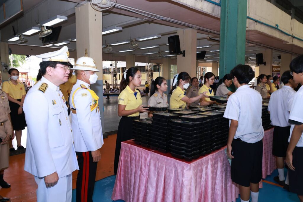 พระบาทสมเด็จพระเจ้าอยู่หัว และสมเด็จพระนางเจ้าฯพระบรมราชินี ทรงห่วงใยและทรงเอาพระราชหฤทัยใส่ในชีวิตความเป็นอยู่ รวมถึงสุขอนามัยขั้นพื้นฐาน และการโภชนาการที่ดีของเด็ก เยาวชน ผู้สูงอายุ ผู้พิการ และผู้ด้อยโอกาส ในสถานสงเคราะห์ และโรงเรียนมาอย่างต่อเนื่อง ในโอกาสนี้ ทรงพระกรุณาโปรดเกล้าโปรดกระหม่อมพระราชทานเลี้ยงอาหารกลางวันแก่นักเรียน คณะครู บุคลากรและเจ้าหน้าที่ โรงเรียนวัดราชาธิวาส เขตดุสิต กรุงเทพมหานคร เนื่องในโอกาสพระราชพิธีมหามงคลเฉลิมพระชนมพรรษา 6 รอบ 28 กรกฎาคม 2567
