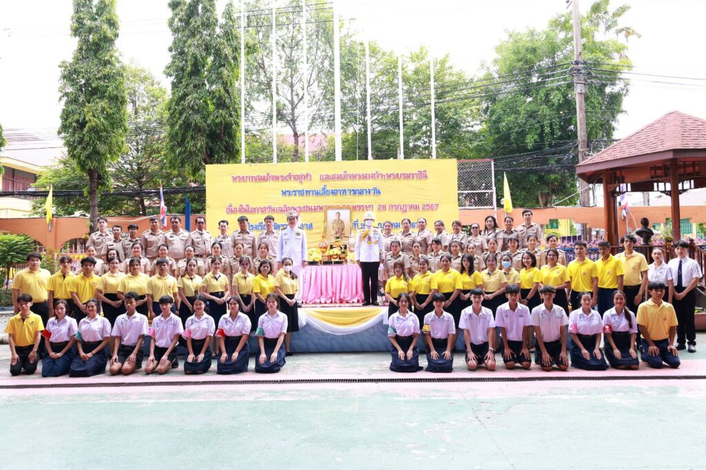 พระบาทสมเด็จพระเจ้าอยู่หัว และสมเด็จพระนางเจ้าฯพระบรมราชินี ทรงห่วงใยและทรงเอาพระราชหฤทัยใส่ในชีวิตความเป็นอยู่ รวมถึงสุขอนามัยขั้นพื้นฐาน และการโภชนาการที่ดีของเด็ก เยาวชน ผู้สูงอายุ ผู้พิการ และผู้ด้อยโอกาส ในสถานสงเคราะห์ และโรงเรียนมาอย่างต่อเนื่อง ในโอกาสนี้ ทรงพระกรุณาโปรดเกล้าโปรดกระหม่อมพระราชทานเลี้ยงอาหารกลางวันแก่นักเรียน คณะครู บุคลากรและเจ้าหน้าที่ โรงเรียนวัดราชาธิวาส เขตดุสิต กรุงเทพมหานคร เนื่องในโอกาสพระราชพิธีมหามงคลเฉลิมพระชนมพรรษา 6 รอบ 28 กรกฎาคม 2567