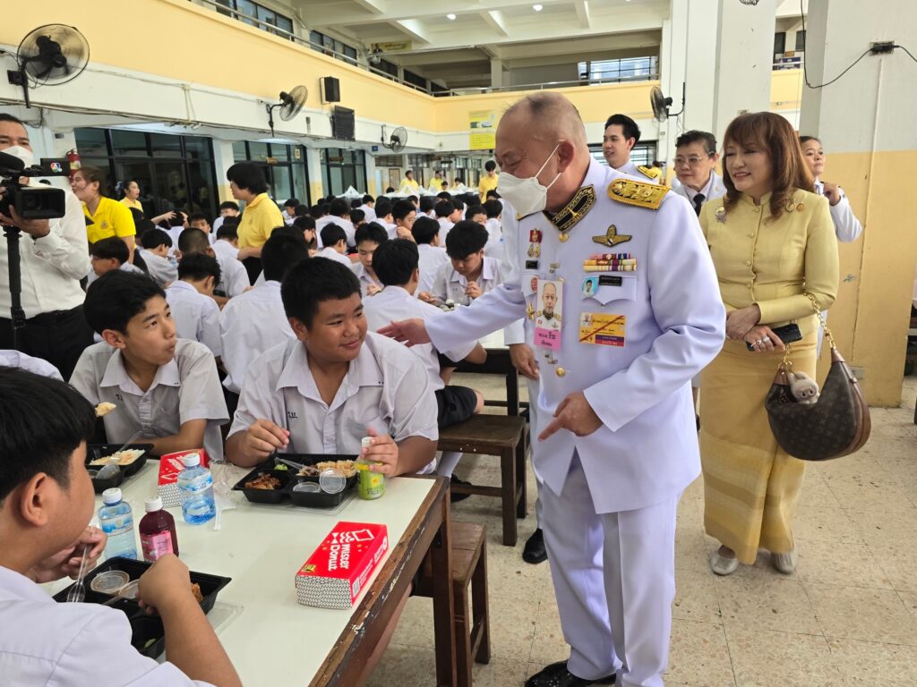 พระบาทสมเด็จพระเจ้าอยู่หัว ทรงพระกรุณาโปรดเกล้าโปรดกระหม่อมพระราชทาน เลี้ยงอาหารกลางวันแก่นักเรียน คณะครู บุคลากรและเจ้าหน้าที่ โรงเรียนวัดราชบพิธ เนื่องในโอกาสพระราชพิธีมหามงคลเฉลิมพระชนมพรรษา 6 รอบ 28 กรกฎาคม 2567