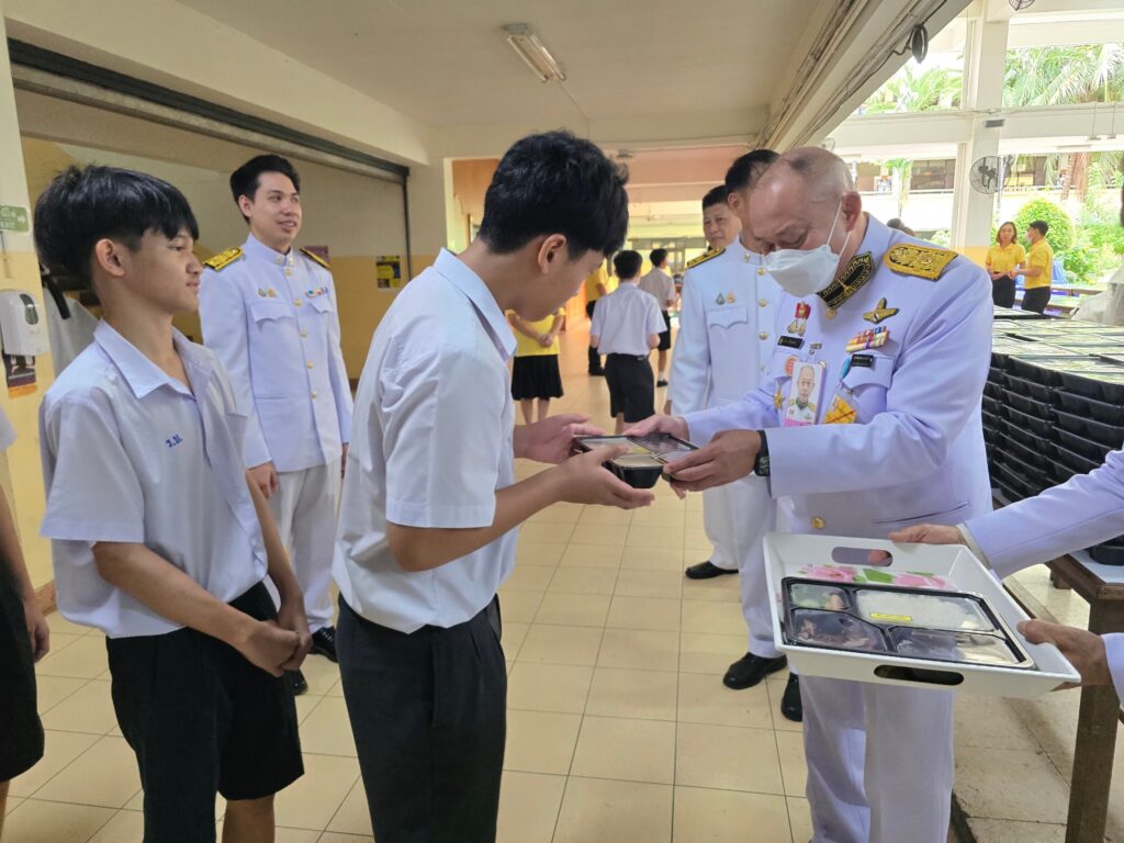 พระบาทสมเด็จพระเจ้าอยู่หัว ทรงพระกรุณาโปรดเกล้าโปรดกระหม่อมพระราชทาน เลี้ยงอาหารกลางวันแก่นักเรียน คณะครู บุคลากรและเจ้าหน้าที่ โรงเรียนวัดราชบพิธ เนื่องในโอกาสพระราชพิธีมหามงคลเฉลิมพระชนมพรรษา 6 รอบ 28 กรกฎาคม 2567