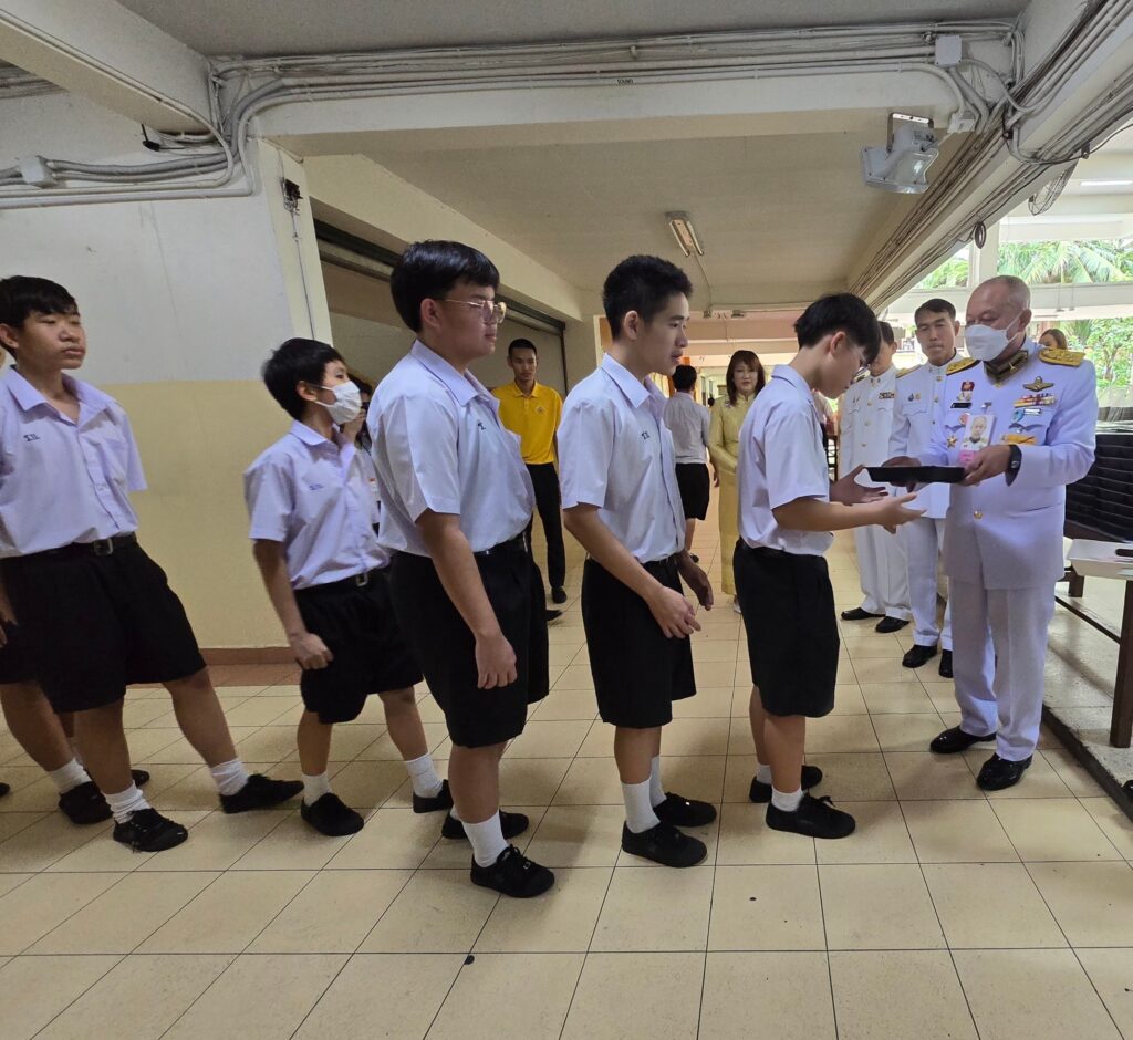 พระบาทสมเด็จพระเจ้าอยู่หัว ทรงพระกรุณาโปรดเกล้าโปรดกระหม่อมพระราชทาน เลี้ยงอาหารกลางวันแก่นักเรียน คณะครู บุคลากรและเจ้าหน้าที่ โรงเรียนวัดราชบพิธ เนื่องในโอกาสพระราชพิธีมหามงคลเฉลิมพระชนมพรรษา 6 รอบ 28 กรกฎาคม 2567