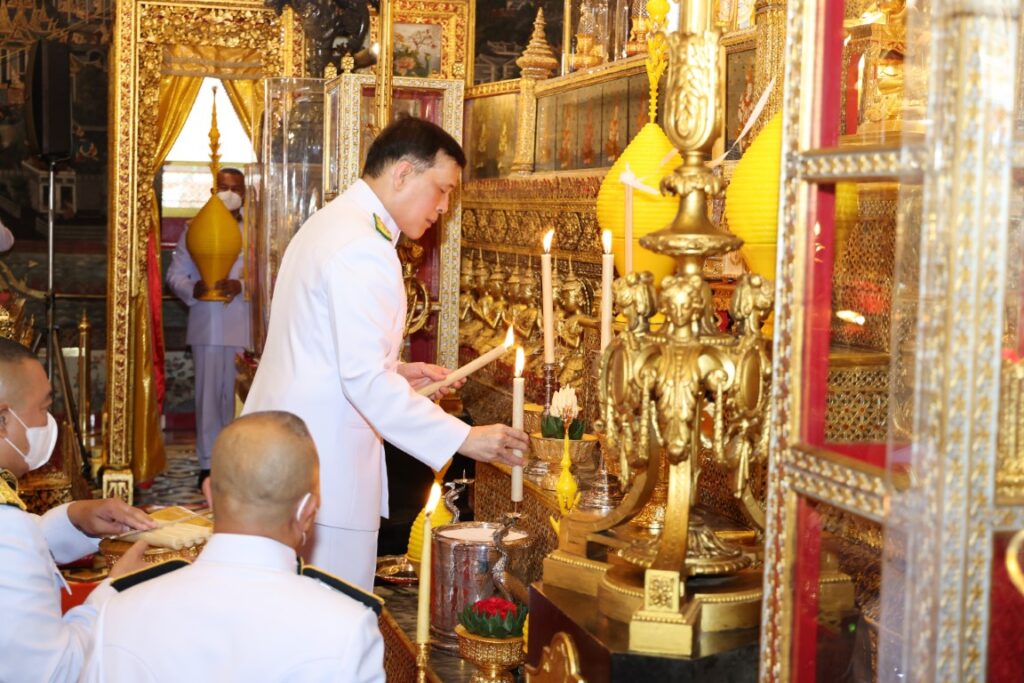 พระบาทสมเด็จพระเจ้าอยู่หัว และสมเด็จพระนางเจ้า ฯ พระบรมราชินี เสด็จพระราชดำเนินโดยรถยนต์พระที่นั่ง จากพระที่นั่งอัมพรสถาน พระราชวังดุสิต ไปในการพระราชพิธีทรงบำเพ็ญพระราชกุศล เนื่องในวันอาสาฬหบูชา พุทธศักราช 2567 ณ พระอุโบสถวัดพระศรีรัตนศาสดาราม พระบรมมหาราชวัง