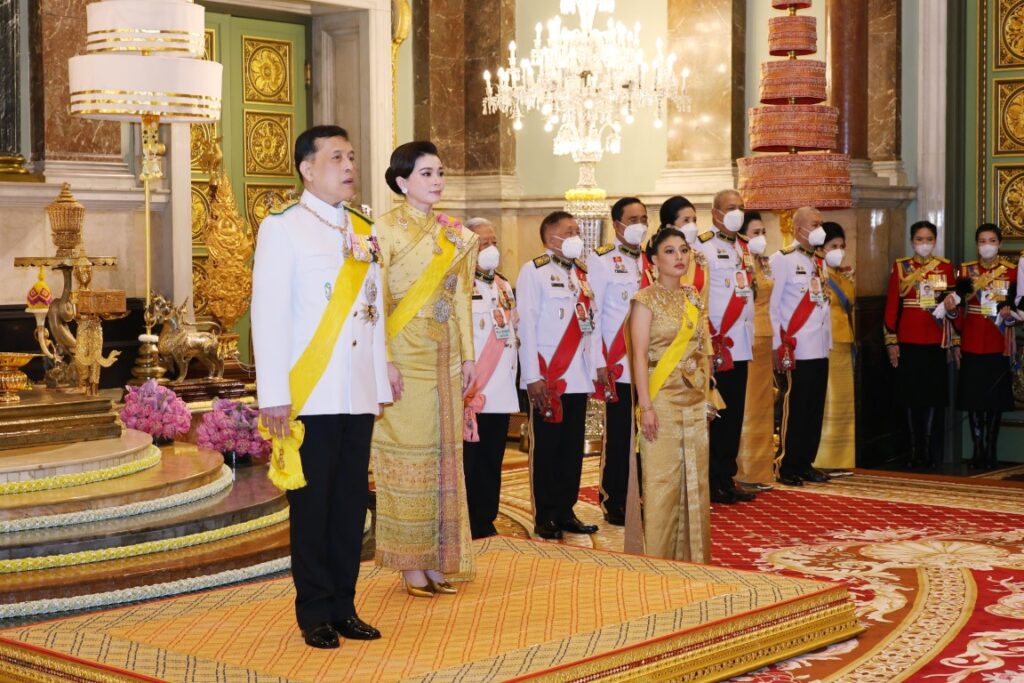 พระบาทสมเด็จพระเจ้าอยู่หัว และสมเด็จพระนางเจ้า ฯ พระบรมราชินี เสด็จออก ณ พระที่นั่งจักรีมหาปราสาท พระบรมมหาราชวัง พระราชทานพระบรมราชวโรกาสให้ คณะทูตานุทูต และผู้แทนฝ่ายกงสุล เฝ้าทูลละอองธุลีพระบาท ถวายพระพรชัยมงคล เนื่องในโอกาสพระราชพิธีมหามงคลเฉลิมพระชนมพรรษา 6 รอบ 28 กรกฎาคม 2567