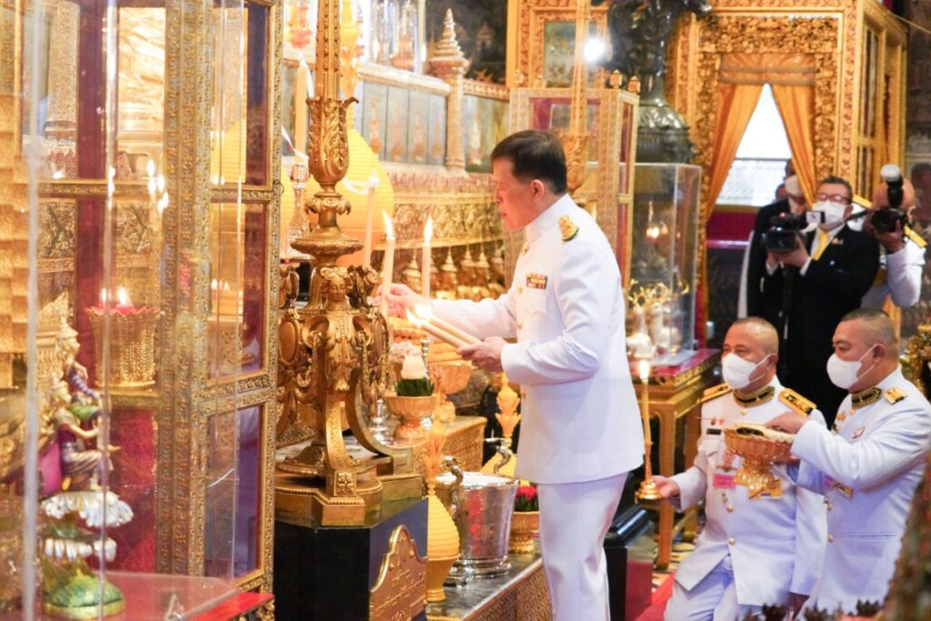 พระบาทสมเด็จพระเจ้าอยู่หัว และสมเด็จพระนางเจ้า ฯ พระบรมราชินี เสด็จพระราชดำเนินโดยรถยนต์พระที่นั่ง จากพระที่นั่งอัมพรสถาน พระราชวังดุสิต ไปในการพระราชพิธีทรงบำเพ็ญพระราชกุศล เนื่องในวันอาสาฬหบูชา พุทธศักราช 2567 ณ พระอุโบสถวัดพระศรีรัตนศาสดาราม พระบรมมหาราชวัง