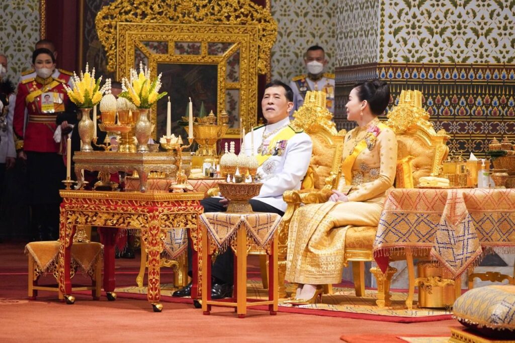 พระบาทสมเด็จพระเจ้าอยู่หัว และสมเด็จพระนางเจ้า ฯ พระบรมราชินี เสด็จพระราชดำเนินไปทรงบำเพ็ญพระราชกุศลทักษิณานุปทาน ในการพระราชพิธีมหามงคลเฉลิมพระชนมพรรษา 6 รอบ 28 กรกฎาคม 2567 ณ พระที่นั่งอมรินทรวินิจฉัย พระบรมมหาราชวัง