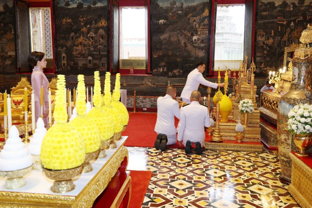 พระบาทสมเด็จพระเจ้าอยู่หัว และสมเด็จพระนางเจ้า ฯ พระบรมราชินี เสด็จพระราชดำเนินโดยรถยนต์พระที่นั่ง จากพระที่นั่งอัมพรสถาน พระราชวังดุสิต ไปในการพระราชพิธีทรงบำเพ็ญพระราชกุศล เนื่องในวันอาสาฬหบูชา พุทธศักราช 2567 ณ พระอุโบสถวัดพระศรีรัตนศาสดาราม พระบรมมหาราชวัง