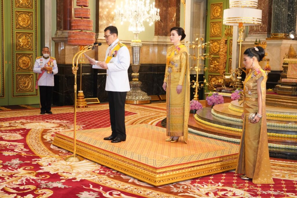 พระบาทสมเด็จพระเจ้าอยู่หัว และสมเด็จพระนางเจ้า ฯ พระบรมราชินี เสด็จออก ณ พระที่นั่งจักรีมหาปราสาท พระบรมมหาราชวัง พระราชทานพระบรมราชวโรกาสให้ คณะทูตานุทูต และผู้แทนฝ่ายกงสุล เฝ้าทูลละอองธุลีพระบาท ถวายพระพรชัยมงคล เนื่องในโอกาสพระราชพิธีมหามงคลเฉลิมพระชนมพรรษา 6 รอบ 28 กรกฎาคม 2567