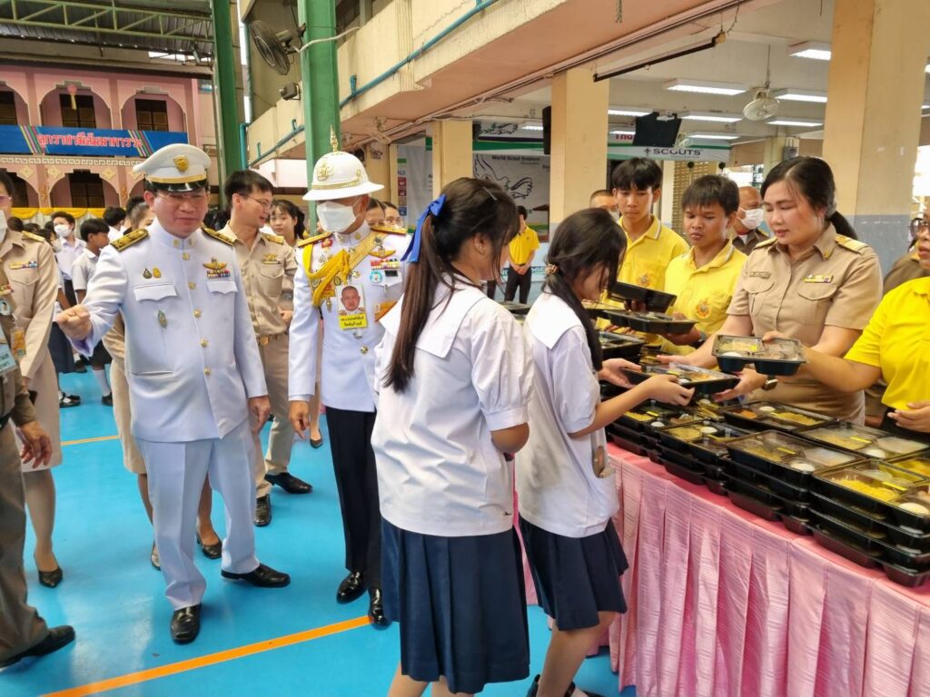 พระบาทสมเด็จพระเจ้าอยู่หัว และสมเด็จพระนางเจ้าฯพระบรมราชินี ทรงห่วงใยและทรงเอาพระราชหฤทัยใส่ในชีวิตความเป็นอยู่ รวมถึงสุขอนามัยขั้นพื้นฐาน และการโภชนาการที่ดีของเด็ก เยาวชน ผู้สูงอายุ ผู้พิการ และผู้ด้อยโอกาส ในสถานสงเคราะห์ และโรงเรียนมาอย่างต่อเนื่อง ในโอกาสนี้ ทรงพระกรุณาโปรดเกล้าโปรดกระหม่อมพระราชทานเลี้ยงอาหารกลางวันแก่นักเรียน คณะครู บุคลากรและเจ้าหน้าที่ โรงเรียนวัดราชาธิวาส เขตดุสิต กรุงเทพมหานคร เนื่องในโอกาสพระราชพิธีมหามงคลเฉลิมพระชนมพรรษา 6 รอบ 28 กรกฎาคม 2567