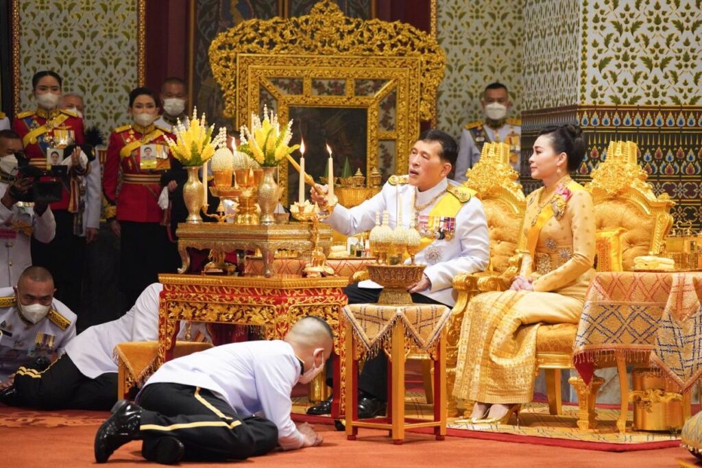 พระบาทสมเด็จพระเจ้าอยู่หัว และสมเด็จพระนางเจ้า ฯ พระบรมราชินี เสด็จพระราชดำเนินไปทรงบำเพ็ญพระราชกุศลทักษิณานุปทาน ในการพระราชพิธีมหามงคลเฉลิมพระชนมพรรษา 6 รอบ 28 กรกฎาคม 2567 ณ พระที่นั่งอมรินทรวินิจฉัย พระบรมมหาราชวัง