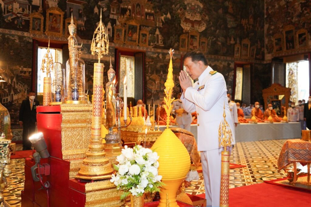 พระบาทสมเด็จพระเจ้าอยู่หัว และสมเด็จพระนางเจ้า ฯ พระบรมราชินี เสด็จพระราชดำเนินโดยรถยนต์พระที่นั่ง จากพระที่นั่งอัมพรสถาน พระราชวังดุสิต ไปในการพระราชพิธีทรงบำเพ็ญพระราชกุศล เนื่องในวันอาสาฬหบูชา พุทธศักราช 2567 ณ พระอุโบสถวัดพระศรีรัตนศาสดาราม พระบรมมหาราชวัง