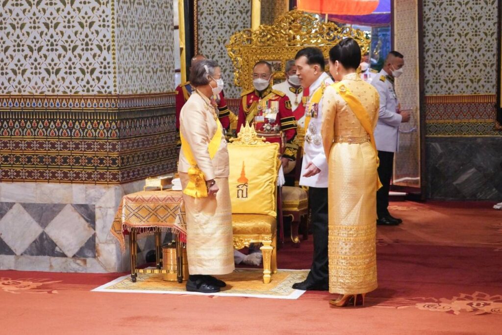 พระบาทสมเด็จพระเจ้าอยู่หัว และสมเด็จพระนางเจ้า ฯ พระบรมราชินี เสด็จพระราชดำเนินไปทรงบำเพ็ญพระราชกุศลทักษิณานุปทาน ในการพระราชพิธีมหามงคลเฉลิมพระชนมพรรษา 6 รอบ 28 กรกฎาคม 2567 ณ พระที่นั่งอมรินทรวินิจฉัย พระบรมมหาราชวัง