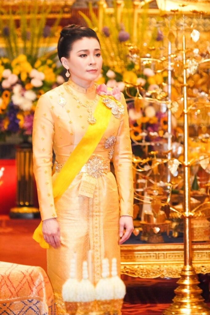 พระบาทสมเด็จพระเจ้าอยู่หัว และสมเด็จพระนางเจ้า ฯ พระบรมราชินี เสด็จพระราชดำเนินไปทรงบำเพ็ญพระราชกุศลทักษิณานุปทาน ในการพระราชพิธีมหามงคลเฉลิมพระชนมพรรษา 6 รอบ 28 กรกฎาคม 2567 ณ พระที่นั่งอมรินทรวินิจฉัย พระบรมมหาราชวัง