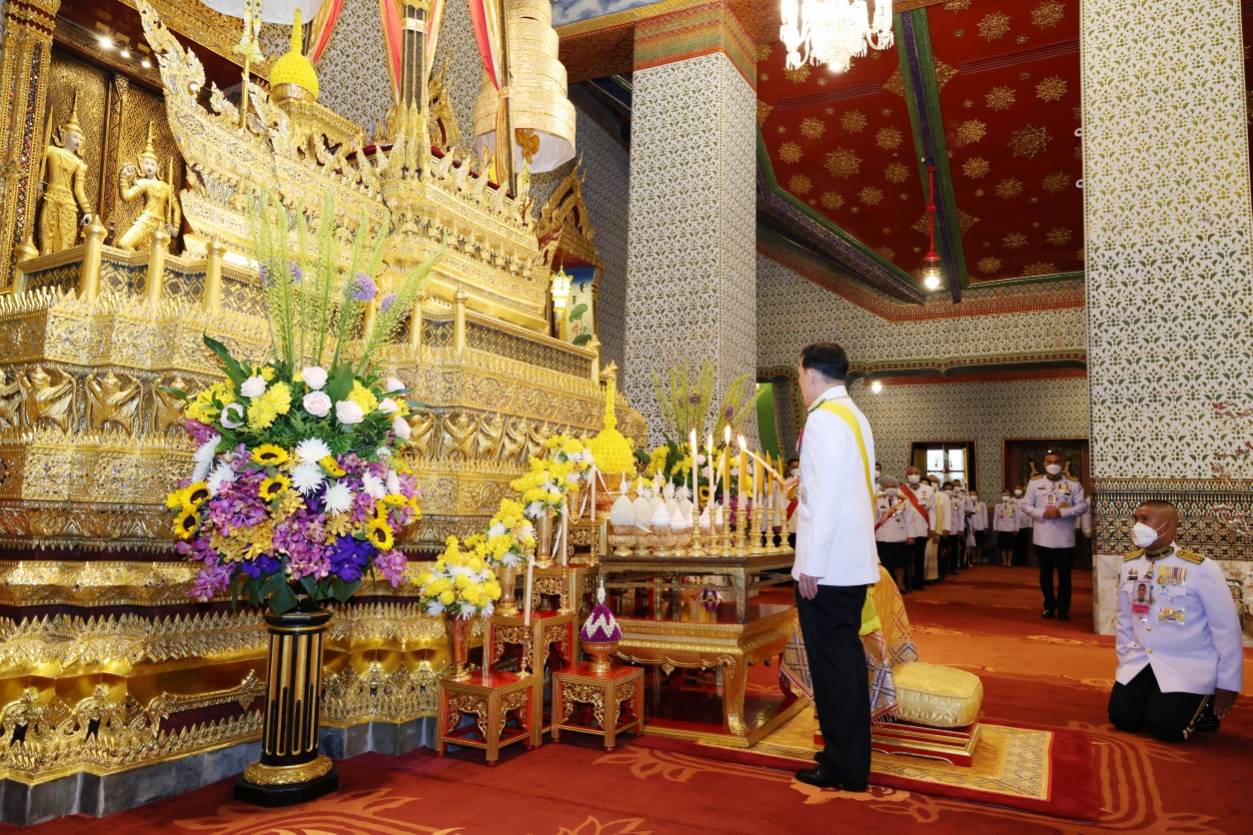 พระบาทสมเด็จพระเจ้าอยู่หัว และสมเด็จพระนางเจ้า ฯ พระบรมราชินี เสด็จพระราชดำเนินไปทรงบำเพ็ญพระราชกุศลทักษิณานุปทาน ในการพระราชพิธีมหามงคลเฉลิมพระชนมพรรษา 6 รอบ 28 กรกฎาคม 2567  ณ พระที่นั่งอมรินทรวินิจฉัย พระบรมมหาราชวัง
