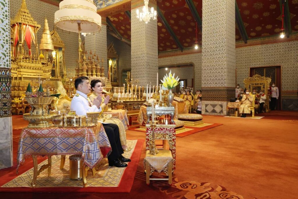 พระบาทสมเด็จพระเจ้าอยู่หัว และสมเด็จพระนางเจ้า ฯ พระบรมราชินี เสด็จพระราชดำเนินไปทรงบำเพ็ญพระราชกุศลทักษิณานุปทาน ในการพระราชพิธีมหามงคลเฉลิมพระชนมพรรษา 6 รอบ 28 กรกฎาคม 2567 ณ พระที่นั่งอมรินทรวินิจฉัย พระบรมมหาราชวัง