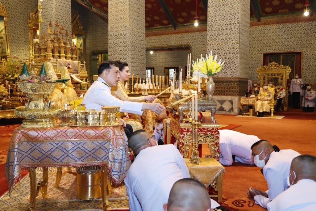พระบาทสมเด็จพระเจ้าอยู่หัว และสมเด็จพระนางเจ้า ฯ พระบรมราชินี เสด็จพระราชดำเนินไปทรงบำเพ็ญพระราชกุศลทักษิณานุปทาน ในการพระราชพิธีมหามงคลเฉลิมพระชนมพรรษา 6 รอบ 28 กรกฎาคม 2567 ณ พระที่นั่งอมรินทรวินิจฉัย พระบรมมหาราชวัง