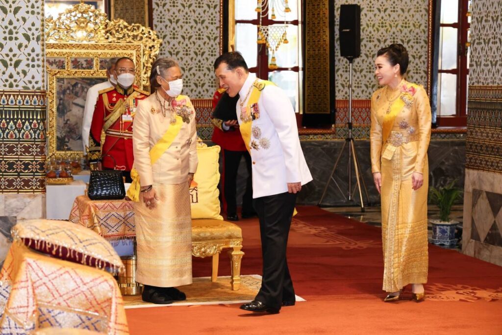 พระบาทสมเด็จพระเจ้าอยู่หัว และสมเด็จพระนางเจ้า ฯ พระบรมราชินี เสด็จพระราชดำเนินไปทรงบำเพ็ญพระราชกุศลทักษิณานุปทาน ในการพระราชพิธีมหามงคลเฉลิมพระชนมพรรษา 6 รอบ 28 กรกฎาคม 2567 ณ พระที่นั่งอมรินทรวินิจฉัย พระบรมมหาราชวัง