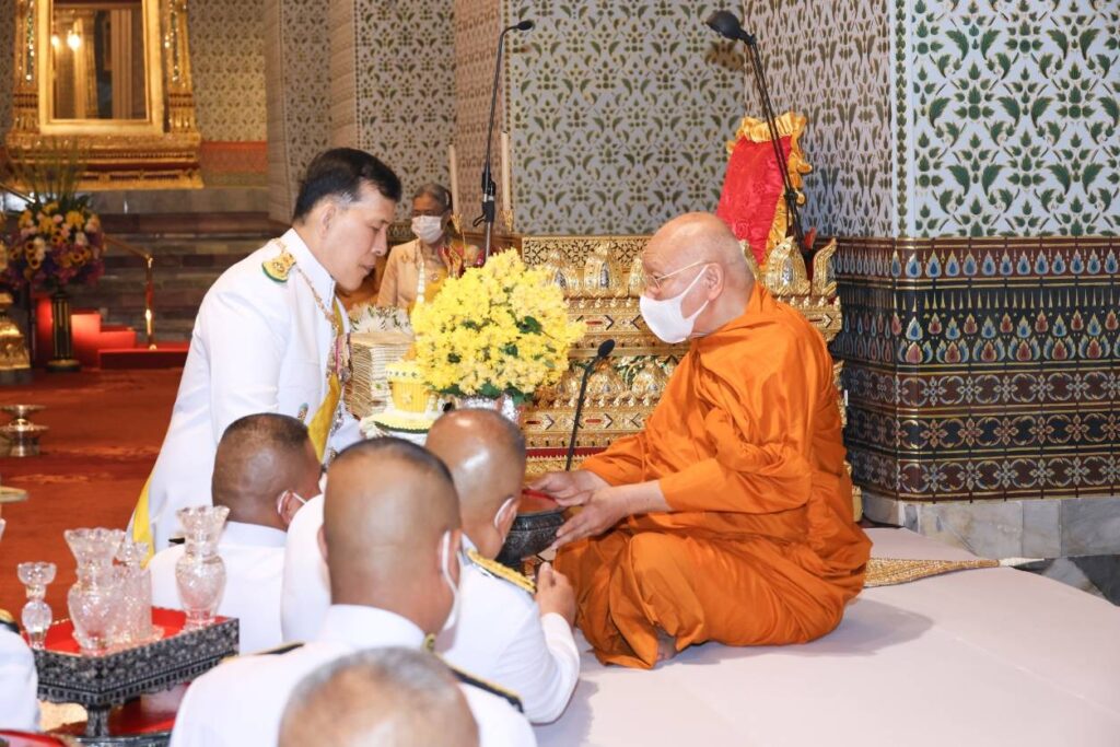 พระบาทสมเด็จพระเจ้าอยู่หัว และสมเด็จพระนางเจ้า ฯ พระบรมราชินี เสด็จพระราชดำเนินไปทรงบำเพ็ญพระราชกุศลทักษิณานุปทาน ในการพระราชพิธีมหามงคลเฉลิมพระชนมพรรษา 6 รอบ 28 กรกฎาคม 2567 ณ พระที่นั่งอมรินทรวินิจฉัย พระบรมมหาราชวัง
