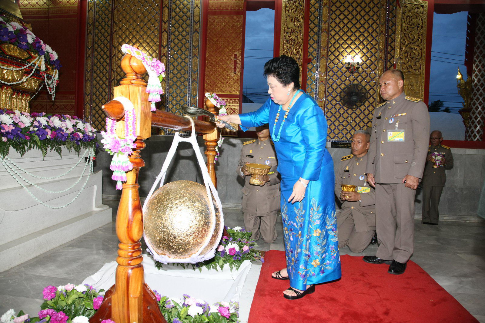 พระเจ้าวรวงศ์เธอ พระองค์เจ้าโสมสวลี พระวรราชาทินัดดามาตุ เสด็จไปทรงตัดหวายลูกนิมิตอุโบสถ